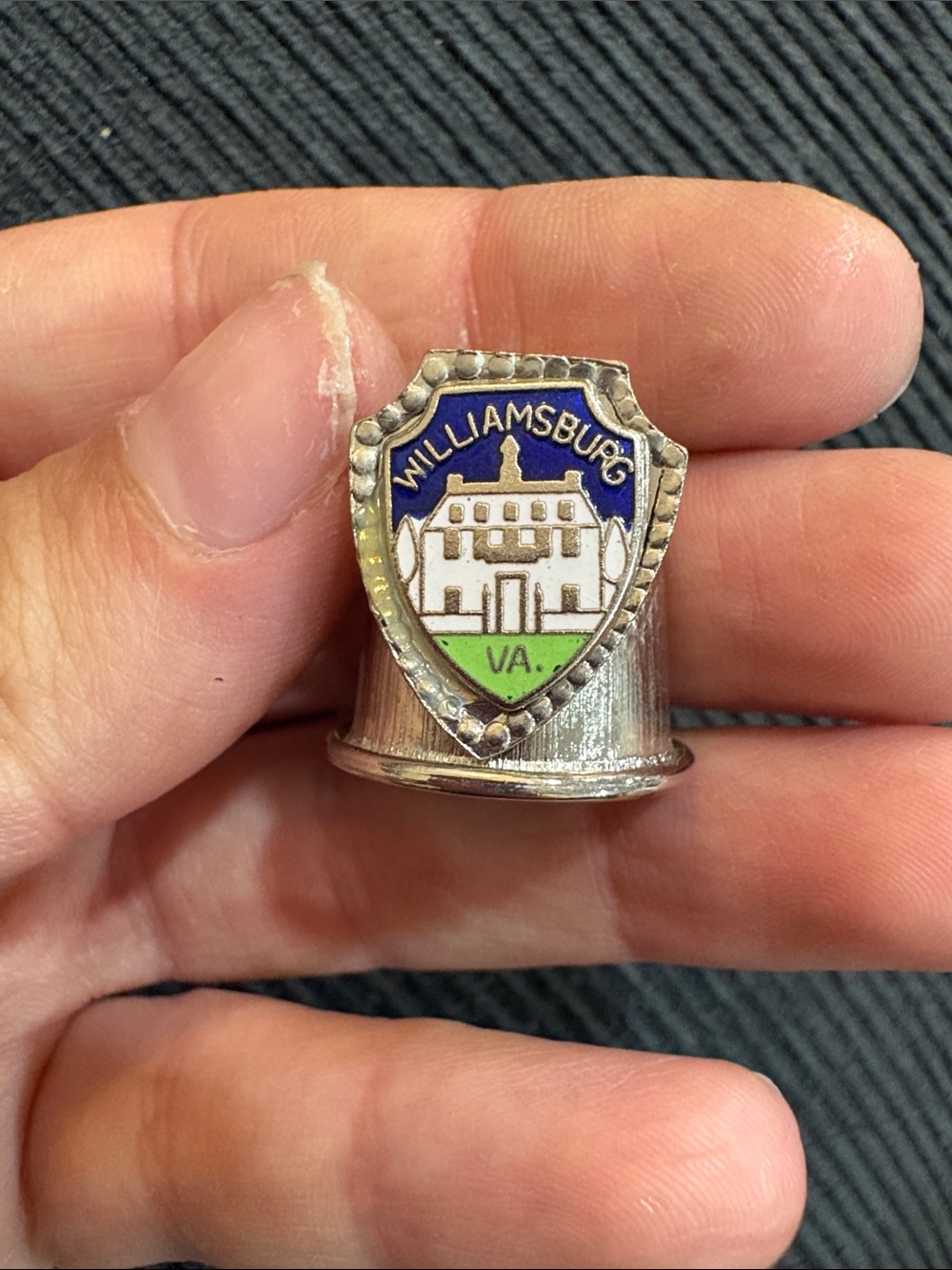 18-Vintage souvenir Williamsburg Enamel Shield Thimble - Silver Finish
